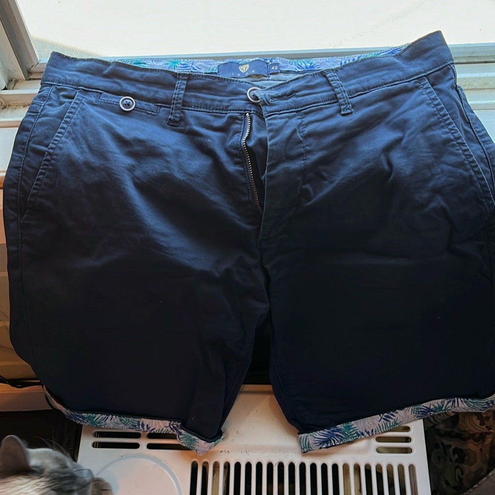 Fitted men’s shorts from Izac